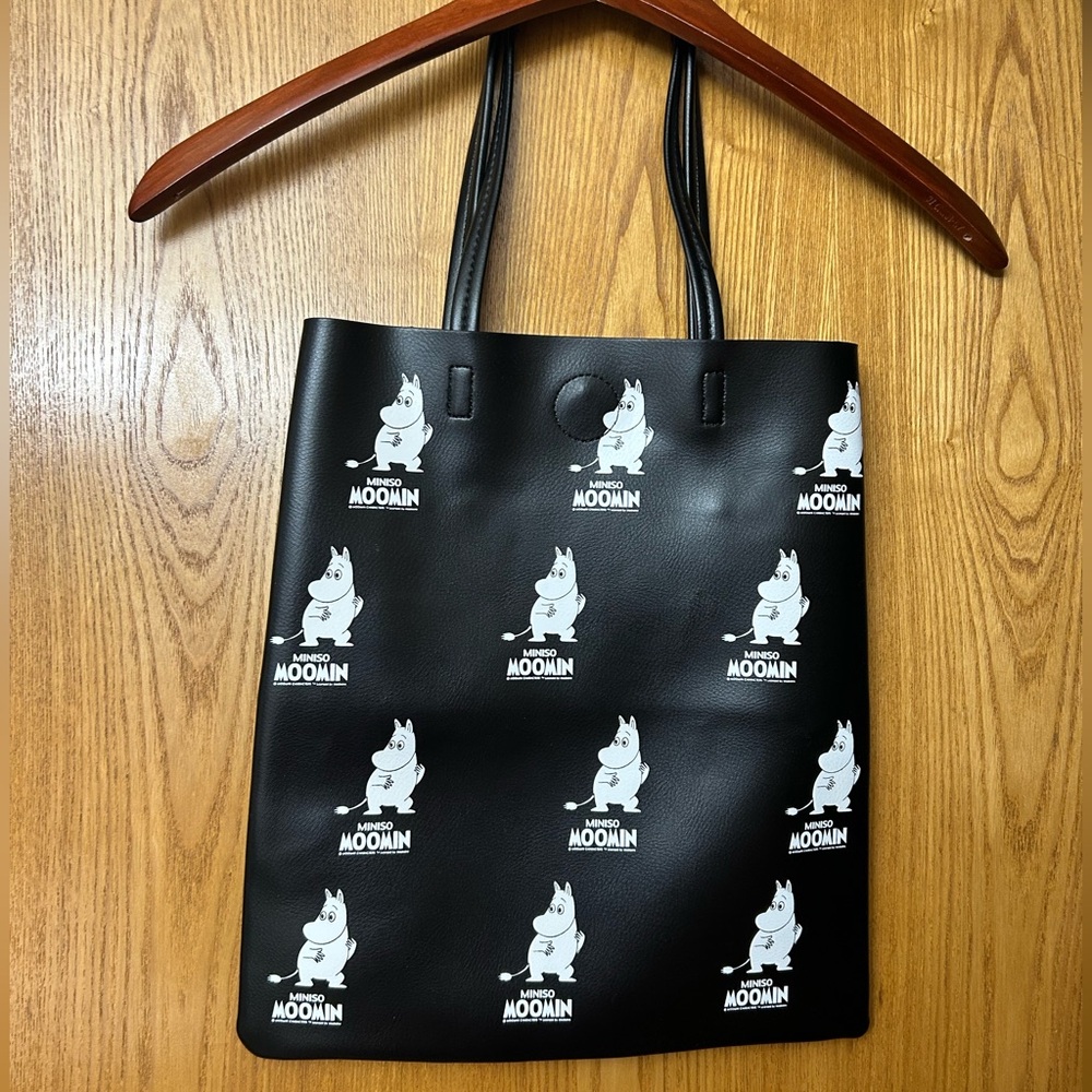 Sophisticated Black Leather Tote with Polished Finish